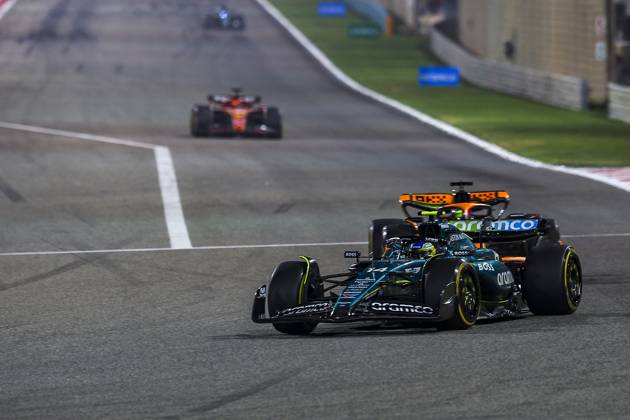 14 ALONSO Fernando (spa), Aston Martin F1 Team AMR24 and 81 PIASTRI Oscar (aus), McLaren F1 Team MCL38, action during the Formula 1 Aramco pre-season testing 2024 of the 2024 FIA Formula One World Championship, WM, Weltmeisterschaft from February 21 to 23, 2024 on the Bahrain International Circuit, in Sakhir, Bahrain - Photo Eric Alonso DPPI F1 Pre-season Testing in Bahrain at Bahrain International Circuit on February 22, 2024 in Sakhir, Bahrain. (Photo by HOCH ZWEI) Sakhir Sakhir Bahrain Bahrain