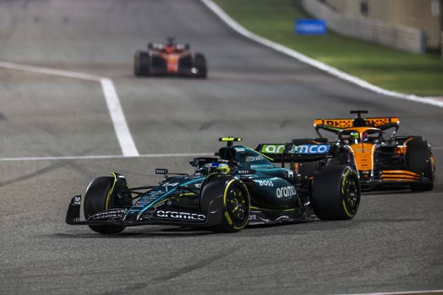 14 ALONSO Fernando (spa), Aston Martin F1 Team AMR24 and 81 PIASTRI Oscar (aus), McLaren F1 Team MCL38, action during the Formula 1 Aramco pre-season testing 2024 of the 2024 FIA Formula One World Championship, WM, Weltmeisterschaft from February 21 to 23, 2024 on the Bahrain International Circuit, in Sakhir, Bahrain - Photo Florent Gooden DPPI F1 Pre-season Testing in Bahrain at Bahrain International Circuit on February 22, 2024 in Sakhir, Bahrain. (Photo by HOCH ZWEI) Sakhir Sakhir Bahrain Bahrain