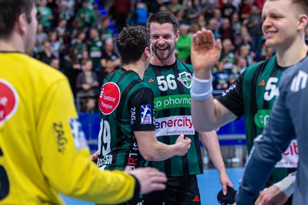 Hannes Feise (TSV Hannover-Burgdorf, Nr. 56) (v.l.), TSV Hannover-Burgdorf (grün) gegen TVB Stuttgart (blau) am 24. Spieltag der Saison 2023 2024 in der LIQUI MOLY Handball-Bundesliga (29.02.2024, ZAG Arena (Hannover, GER), Copyright: xJanxGuentherx xTSVxHannover-Burgdorfx