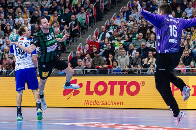 Hannes Feise (TSV Hannover-Burgdorf, Nr. 56) (v.l.), TSV Hannover-Burgdorf (grün) gegen TVB Stuttgart (blau) am 24. Spieltag der Saison 2023 2024 in der LIQUI MOLY Handball-Bundesliga (29.02.2024, ZAG Arena (Hannover, GER), Copyright: xJanxGuentherx xTSVxHannover-Burgdorfx