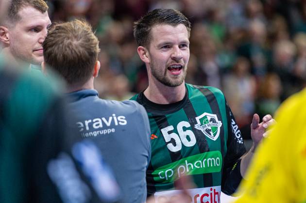 Hannes Feise (TSV Hannover-Burgdorf, Nr. 56) (v.l.), TSV Hannover-Burgdorf (grün) gegen TVB Stuttgart (blau) am 24. Spieltag der Saison 2023 2024 in der LIQUI MOLY Handball-Bundesliga (29.02.2024, ZAG Arena (Hannover, GER), Copyright: xJanxGuentherx xTSVxHannover-Burgdorfx