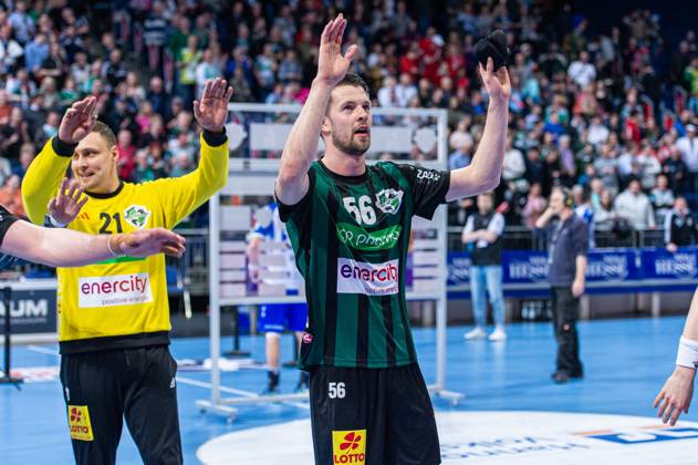 Hannes Feise (TSV Hannover-Burgdorf, Nr. 56) (v.l.), TSV Hannover-Burgdorf (grün) gegen TVB Stuttgart (blau) am 24. Spieltag der Saison 2023 2024 in der LIQUI MOLY Handball-Bundesliga (29.02.2024, ZAG Arena (Hannover, GER), Copyright: xJanxGuentherx xTSVxHannover-Burgdorfx