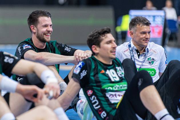 Hannes Feise (TSV Hannover-Burgdorf, Nr. 56) (v.l.), TSV Hannover-Burgdorf (grün) gegen TVB Stuttgart (blau) am 24. Spieltag der Saison 2023 2024 in der LIQUI MOLY Handball-Bundesliga (29.02.2024, ZAG Arena (Hannover, GER), Copyright: xJanxGuentherx xTSVxHannover-Burgdorfx
