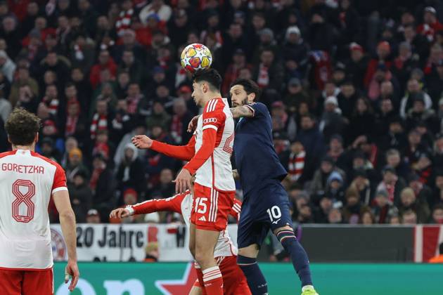 im Zweikampf, Aktion, mit Alexandar Pavlovic 45 (FC Bayern Muenchen), Luis Alberto 10 (Lazio Rom), FC Bayern Muenchen vs. S. S. Lazio Rom, Champions League, Fussball, Achtelfinale, Rueckspiel, 05.03.2024 Muenchen Bayern Deutschland