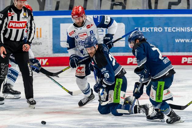 Kampf um den Puck Zweikampf zwischen Daniel Pfaffengut (Schwenninger Wild Wings, 77) mit Justin Scott (Straubing Tigers, 20) und Tyler Sheehy (Straubing Tigers, 71). Straubing Tigers gegen Schwenninger Wild Wings, Eishockey, DEL, Playoffs Viertelfinale Spiel 3, Saison 2023 2024, 22.03.2024. Straubing Tigers gegen Schwenninger Wild Wings, Eishockey, DEL, Playoffs Viertelfinale Spiel 3, Saison 2023 2024, 22.03.2024. Straubing Copyright: xEibner-Pressefoto HarryxSchindlerx EP_EER