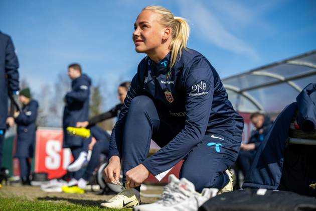 240403 Cathinka Tandberg of the Norwegian women s national football team ahead of a training session on April 3, 2024 in Lillestrom. Photo: Vegard Grott BILDBYRAN kod VG VG0591 bbeng fotboll football soccer fotball norge norway women dam UEFA EURO, EM, Europameisterschaft,Fussball Qualifier, EM, Europameisterschaft em-kvalifisering kvinner em-kvalik em-kval träning practice training trening Copyright: VEGARDxGRoTT BB240403VG019