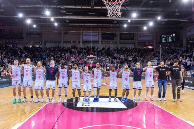Die Mannschaft der Telekom Baskets Bonn feiert den Sieg gegen Peristeri bwin Athen Telekom Baskets Bonn vs. Peristeri bwin Athen, Basketball, Basketball Champions League, Quarter Final, 2023 24, 03.04.2024 Telekom Baskets Bonn vs. Peristeri bwin Athen, Basketball, Basketball Champions League, Quarter Final, 2023 24, 03.04.2024 Bonn Copyright: xEibner-Pressefoto GerhardxWingenx EP_GWR
