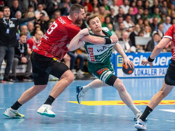 Erik Persson (Frisch Auf Goeppingen, 22) im Zweikampf mit Mijajlo Marsenic (Fuechse Berlin, 93), Frisch Auf Goeppingen vs. Fuechse Berlin, 1. Bundesliga, Handball, Herren, 04.04.2024 Frisch Auf Goeppingen vs. Fuechse Berlin, 1. Bundesliga, Handball, Herren, 04.04.2024 Goeppingen Copyright: xEIBNER MichaelxSchmidtx EP_MST