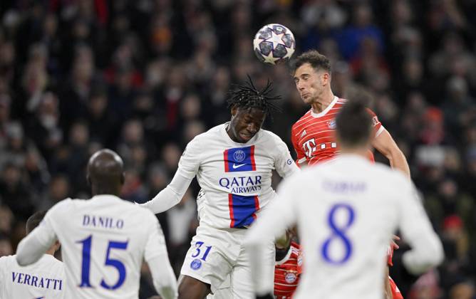 Strafraumszene, Torraumszene Kopfballduell Zweikampf Aktion Leon Goretzka FC Bayern München FCB 08 gegen El Chadaille Bitshiabu FC Paris Saint-Germain PSG 31, CL, Champions League Spiel, Allianz Arena, München, Bayern, Deutschland, Europa