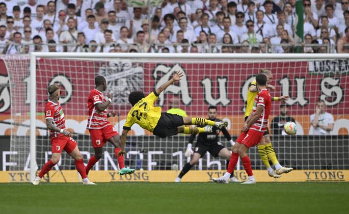 Strafraumszene, Torraumszene, Torschuss, Aktion, Torchance, Karim Adeyemi Borussia Dortmund BVB 27 WWK Arena, Augsburg, Bayern, Deutschland, Europa