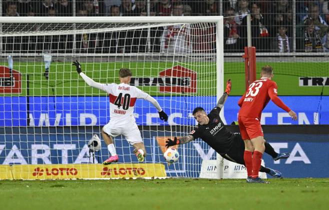 Strafraumszene, Torraumszene, Torschuss, Aktion, Torchance, Luca Joachim Raimund VfB Stuttgart 40 gegen Torwart Kevin Müller 1. FC Heidenheim 1846 FCH 01 und Lennard Maloney 1. FC Heidenheim 1846 FCH 33 Voith-Arena, Heidenheim, Baden-Württemberg, Deutschland, Europa