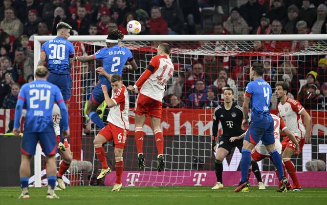 Strafraumszene, Torraumszene Kopfballduell Zweikampf Aktion Mohamed Simakan 02 RasenBallsport Leipzig RBL gegen Eric Dier FC Bayern München FCB 15 Joshua Kimmich FC Bayern München FCB 06 Benjamin Sesko RasenBallsport Leipzig RBL 30, Allianz Arena, München, Bayern, Deutschland, Europa