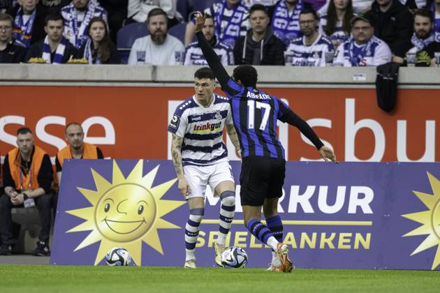Fussball: 3. Liga, Saison 2023 2024, 33. Spieltag, MSV Duisburg - SV Waldhof Mannheim am 12.04.2024 in der Schauinsland-Reisen-Arena in Duisburg. Zweikampf zwischen Niklas Koelle (MSV Duisburg, 11) und Samuel Abifade (SV Waldhof Mannheim 07, 17). Wichtiger Hinweis: Gemaess den Vorgaben der DFL Deutsche Fussball Liga bzw. des DFB Deutscher Fussball-Bund ist es untersagt, in dem Stadion und oder vom Spiel angefertigte Fotoaufnahmen in Form von Sequenzbildern und oder videoaehnlichen Fotostrecken zu verwerten bzw. verwerten zu lassen. Foto: Kirchner-Media TH Copyright: xKirchner-Media THx