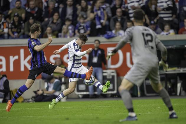 Fussball: 3. Liga, Saison 2023 2024, 33. Spieltag, MSV Duisburg - SV Waldhof Mannheim am 12.04.2024 in der Schauinsland-Reisen-Arena in Duisburg. Zweikampf zwischen Lukas Kluenter (SV Waldhof Mannheim 07, 24) und Jonas Michelbrink (MSV Duisburg, 16). Wichtiger Hinweis: Gemaess den Vorgaben der DFL Deutsche Fussball Liga bzw. des DFB Deutscher Fussball-Bund ist es untersagt, in dem Stadion und oder vom Spiel angefertigte Fotoaufnahmen in Form von Sequenzbildern und oder videoaehnlichen Fotostrecken zu verwerten bzw. verwerten zu lassen. Foto: Kirchner-Media TH Copyright: xKirchner-Media THx