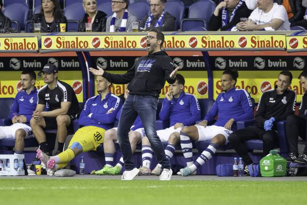Fussball: 3. Liga, Saison 2023 2024, 33. Spieltag, MSV Duisburg - SV Waldhof Mannheim am 12.04.2024 in der Schauinsland-Reisen-Arena in Duisburg. Boris Schommers (MSV Duisburg, Trainer) ist an der Seitenlinie angespannt. Wichtiger Hinweis: Gemaess den Vorgaben der DFL Deutsche Fussball Liga bzw. des DFB Deutscher Fussball-Bund ist es untersagt, in dem Stadion und oder vom Spiel angefertigte Fotoaufnahmen in Form von Sequenzbildern und oder videoaehnlichen Fotostrecken zu verwerten bzw. verwerten zu lassen. Foto: Kirchner-Media TH Copyright: xKirchner-Media THx