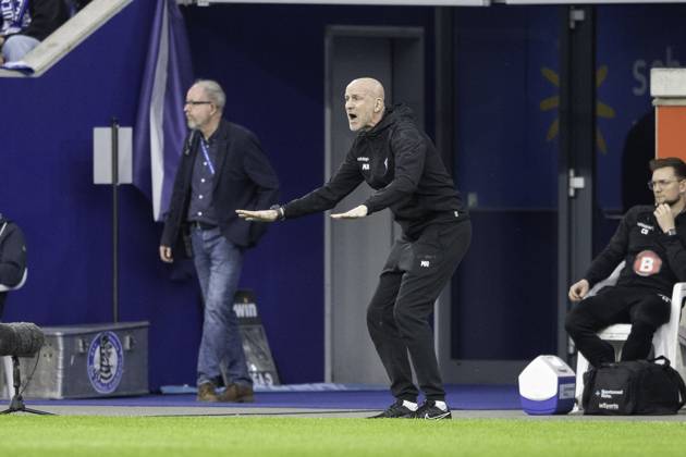 Fussball: 3. Liga, Saison 2023 2024, 33. Spieltag, MSV Duisburg - SV Waldhof Mannheim am 12.04.2024 in der Schauinsland-Reisen-Arena in Duisburg. Marco Antwerpen (SV Waldhof Mannheim 07, Trainer) will seine Mannschaft beruhigen. Wichtiger Hinweis: Gemaess den Vorgaben der DFL Deutsche Fussball Liga bzw. des DFB Deutscher Fussball-Bund ist es untersagt, in dem Stadion und oder vom Spiel angefertigte Fotoaufnahmen in Form von Sequenzbildern und oder videoaehnlichen Fotostrecken zu verwerten bzw. verwerten zu lassen. Foto: Kirchner-Media TH Copyright: xKirchner-Media THx