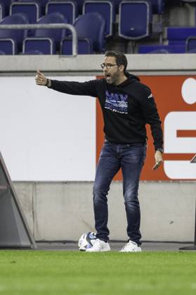 Fussball: 3. Liga, Saison 2023 2024, 33. Spieltag, MSV Duisburg - SV Waldhof Mannheim am 12.04.2024 in der Schauinsland-Reisen-Arena in Duisburg. Auch Boris Schommers (MSV Duisburg, Trainer) merkt man an, dass es um viel geht. Wichtiger Hinweis: Gemaess den Vorgaben der DFL Deutsche Fussball Liga bzw. des DFB Deutscher Fussball-Bund ist es untersagt, in dem Stadion und oder vom Spiel angefertigte Fotoaufnahmen in Form von Sequenzbildern und oder videoaehnlichen Fotostrecken zu verwerten bzw. verwerten zu lassen. Foto: Kirchner-Media TH Copyright: xKirchner-Media THx