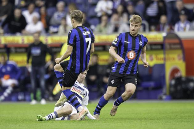 Fussball: 3. Liga, Saison 2023 2024, 33. Spieltag, MSV Duisburg - SV Waldhof Mannheim am 12.04.2024 in der Schauinsland-Reisen-Arena in Duisburg. Jonas Michelbrink (MSV Duisburg, 16) rutscht in Bentley Baxter Bahn (SV Waldhof Mannheim 07, 07) hinein. Wichtiger Hinweis: Gemaess den Vorgaben der DFL Deutsche Fussball Liga bzw. des DFB Deutscher Fussball-Bund ist es untersagt, in dem Stadion und oder vom Spiel angefertigte Fotoaufnahmen in Form von Sequenzbildern und oder videoaehnlichen Fotostrecken zu verwerten bzw. verwerten zu lassen. Foto: Kirchner-Media TH Copyright: xKirchner-Media THx