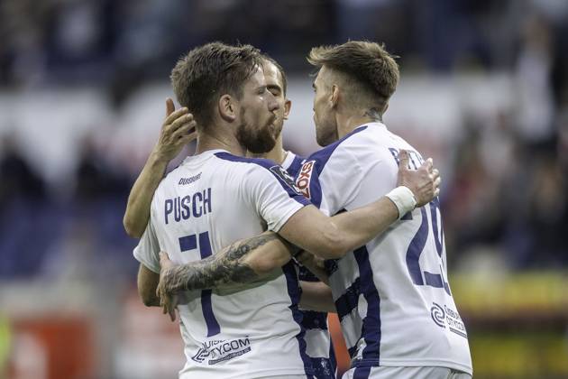 Fussball: 3. Liga, Saison 2023 2024, 33. Spieltag, MSV Duisburg - SV Waldhof Mannheim am 12.04.2024 in der Schauinsland-Reisen-Arena in Duisburg. Die Duisburger Spieler Kolja Pusch (MSV Duisburg, 07), Ahmet Engin (MSV Duisburg, 39) und Joshua Bitter (MSV Duisburg, 29) bejubeln das Tor zum 1:0. Wichtiger Hinweis: Gemaess den Vorgaben der DFL Deutsche Fussball Liga bzw. des DFB Deutscher Fussball-Bund ist es untersagt, in dem Stadion und oder vom Spiel angefertigte Fotoaufnahmen in Form von Sequenzbildern und oder videoaehnlichen Fotostrecken zu verwerten bzw. verwerten zu lassen. Foto: Kirchner-Media TH Copyright: xKirchner-Media THx