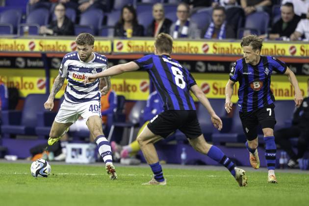 Fussball: 3. Liga, Saison 2023 2024, 33. Spieltag, MSV Duisburg - SV Waldhof Mannheim am 12.04.2024 in der Schauinsland-Reisen-Arena in Duisburg. Zweikampf zwischen Alexander Esswein (MSV Duisburg, 40) und Fridolin Wagner (SV Waldhof Mannheim 07, 08). Dabei Bentley Baxter Bahn (SV Waldhof Mannheim 07, 07). Wichtiger Hinweis: Gemaess den Vorgaben der DFL Deutsche Fussball Liga bzw. des DFB Deutscher Fussball-Bund ist es untersagt, in dem Stadion und oder vom Spiel angefertigte Fotoaufnahmen in Form von Sequenzbildern und oder videoaehnlichen Fotostrecken zu verwerten bzw. verwerten zu lassen. Foto: Kirchner-Media TH Copyright: xKirchner-Media THx