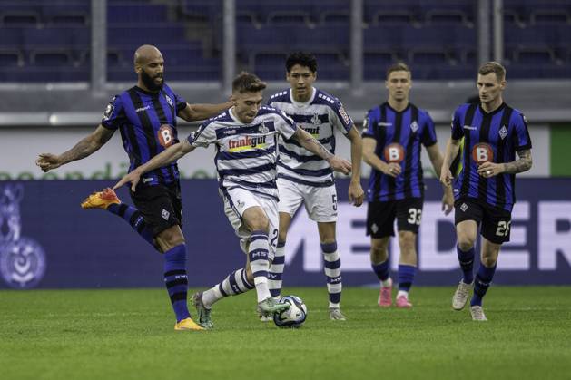Fussball: 3. Liga, Saison 2023 2024, 33. Spieltag, MSV Duisburg - SV Waldhof Mannheim am 12.04.2024 in der Schauinsland-Reisen-Arena in Duisburg. Zweikampf zwischen Terrence Boyd (SV Waldhof Mannheim 07, 13) und Joshua Bitter (MSV Duisburg, 29). Dahinter Santiago Castaneda (MSV Duisburg, 05), Martin Kobylanski (SV Waldhof Mannheim 07, 33) und Jonas Carls (SV Waldhof Mannheim 07, 28). Wichtiger Hinweis: Gemaess den Vorgaben der DFL Deutsche Fussball Liga bzw. des DFB Deutscher Fussball-Bund ist es untersagt, in dem Stadion und oder vom Spiel angefertigte Fotoaufnahmen in Form von Sequenzbildern und oder videoaehnlichen Fotostrecken zu verwerten bzw. verwerten zu lassen. Foto: Kirchner-Media TH Copyright: xKirchner-Media THx
