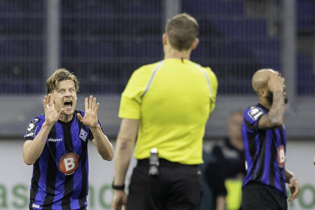 Fussball: 3. Liga, Saison 2023 2024, 33. Spieltag, MSV Duisburg - SV Waldhof Mannheim am 12.04.2024 in der Schauinsland-Reisen-Arena in Duisburg. Bentley Baxter Bahn (SV Waldhof Mannheim 07, 07) kann die Entscheidung von Schiedsrichter Martin Petersen nicht verstehen. Wichtiger Hinweis: Gemaess den Vorgaben der DFL Deutsche Fussball Liga bzw. des DFB Deutscher Fussball-Bund ist es untersagt, in dem Stadion und oder vom Spiel angefertigte Fotoaufnahmen in Form von Sequenzbildern und oder videoaehnlichen Fotostrecken zu verwerten bzw. verwerten zu lassen. Foto: Kirchner-Media TH Copyright: xKirchner-Media THx