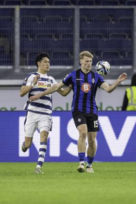 Fussball: 3. Liga, Saison 2023 2024, 33. Spieltag, MSV Duisburg - SV Waldhof Mannheim am 12.04.2024 in der Schauinsland-Reisen-Arena in Duisburg. Zweikmapf zwischen Santiago Castaneda (MSV Duisburg, 05) und Malte Karbstein (SV Waldhof Mannheim 07, 15). Wichtiger Hinweis: Gemaess den Vorgaben der DFL Deutsche Fussball Liga bzw. des DFB Deutscher Fussball-Bund ist es untersagt, in dem Stadion und oder vom Spiel angefertigte Fotoaufnahmen in Form von Sequenzbildern und oder videoaehnlichen Fotostrecken zu verwerten bzw. verwerten zu lassen. Foto: Kirchner-Media TH Copyright: xKirchner-Media THx