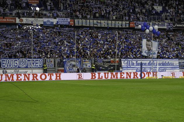 Fussball: 3. Liga, Saison 2023 2024, 33. Spieltag, MSV Duisburg - SV Waldhof Mannheim am 12.04.2024 in der Schauinsland-Reisen-Arena in Duisburg. Die Duisburger Fans stehen noch hinter ihrem Verein und singen das Vereinslied. Wichtiger Hinweis: Gemaess den Vorgaben der DFL Deutsche Fussball Liga bzw. des DFB Deutscher Fussball-Bund ist es untersagt, in dem Stadion und oder vom Spiel angefertigte Fotoaufnahmen in Form von Sequenzbildern und oder videoaehnlichen Fotostrecken zu verwerten bzw. verwerten zu lassen. Foto: Kirchner-Media TH Copyright: xKirchner-Media THx