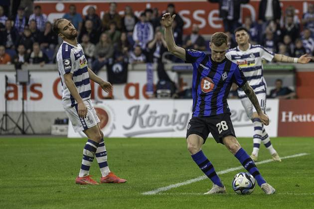 Fussball: 3. Liga, Saison 2023 2024, 33. Spieltag, MSV Duisburg - SV Waldhof Mannheim am 12.04.2024 in der Schauinsland-Reisen-Arena in Duisburg. Jonas Carls (SV Waldhof Mannheim 07, 28) mit einem Befreiungsschlag. Dahinter ist Joshua Bitter (MSV Duisburg, 29) enttaeuscht. Wichtiger Hinweis: Gemaess den Vorgaben der DFL Deutsche Fussball Liga bzw. des DFB Deutscher Fussball-Bund ist es untersagt, in dem Stadion und oder vom Spiel angefertigte Fotoaufnahmen in Form von Sequenzbildern und oder videoaehnlichen Fotostrecken zu verwerten bzw. verwerten zu lassen. Foto: Kirchner-Media TH Copyright: xKirchner-Media THx