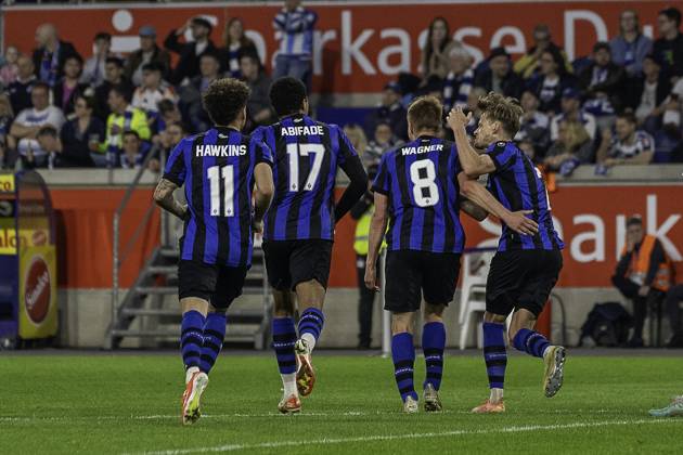 Fussball: 3. Liga, Saison 2023 2024, 33. Spieltag, MSV Duisburg - SV Waldhof Mannheim am 12.04.2024 in der Schauinsland-Reisen-Arena in Duisburg. Die Mannheimer Spieler Jaden Hawkins (SV Waldhof Mannheim 07, 11), Samuel Abifade (SV Waldhof Mannheim 07, 17), Fridolin Wagner (SV Waldhof Mannheim 07, 08) und Bentley Baxter Bahn (SV Waldhof Mannheim 07, 07) bejubeln das Tor zum 1:1 Ausgleich. Wichtiger Hinweis: Gemaess den Vorgaben der DFL Deutsche Fussball Liga bzw. des DFB Deutscher Fussball-Bund ist es untersagt, in dem Stadion und oder vom Spiel angefertigte Fotoaufnahmen in Form von Sequenzbildern und oder videoaehnlichen Fotostrecken zu verwerten bzw. verwerten zu lassen. Foto: Kirchner-Media TH Copyright: xKirchner-Media THx
