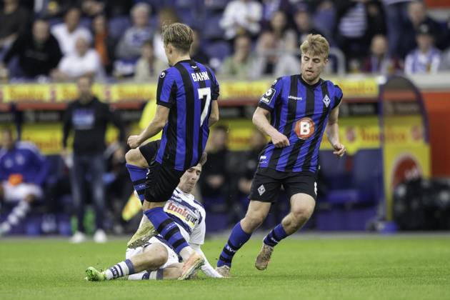 Fussball: 3. Liga, Saison 2023 2024, 33. Spieltag, MSV Duisburg - SV Waldhof Mannheim am 12.04.2024 in der Schauinsland-Reisen-Arena in Duisburg. Jonas Michelbrink (MSV Duisburg, 16) rutscht in Bentley Baxter Bahn (SV Waldhof Mannheim 07, 07) hinein. Wichtiger Hinweis: Gemaess den Vorgaben der DFL Deutsche Fussball Liga bzw. des DFB Deutscher Fussball-Bund ist es untersagt, in dem Stadion und oder vom Spiel angefertigte Fotoaufnahmen in Form von Sequenzbildern und oder videoaehnlichen Fotostrecken zu verwerten bzw. verwerten zu lassen. Foto: Kirchner-Media TH Copyright: xKirchner-Media THx