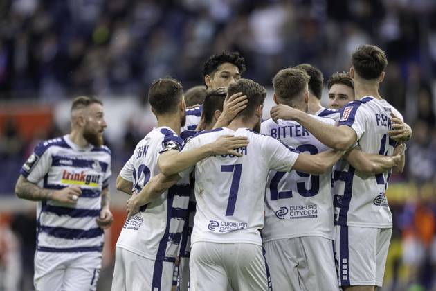 Fussball: 3. Liga, Saison 2023 2024, 33. Spieltag, MSV Duisburg - SV Waldhof Mannheim am 12.04.2024 in der Schauinsland-Reisen-Arena in Duisburg. Die Duisburger Spieler bejubeln das Tor zum 1:0. Wichtiger Hinweis: Gemaess den Vorgaben der DFL Deutsche Fussball Liga bzw. des DFB Deutscher Fussball-Bund ist es untersagt, in dem Stadion und oder vom Spiel angefertigte Fotoaufnahmen in Form von Sequenzbildern und oder videoaehnlichen Fotostrecken zu verwerten bzw. verwerten zu lassen. Foto: Kirchner-Media TH Copyright: xKirchner-Media THx