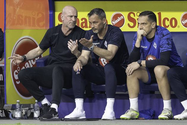 Fussball: 3. Liga, Saison 2023 2024, 33. Spieltag, MSV Duisburg - SV Waldhof Mannheim am 12.04.2024 in der Schauinsland-Reisen-Arena in Duisburg. Das Trainerteam mit Marco Antwerpen (SV Waldhof Mannheim 07, Trainer), links, ist etwas ratlos. Wichtiger Hinweis: Gemaess den Vorgaben der DFL Deutsche Fussball Liga bzw. des DFB Deutscher Fussball-Bund ist es untersagt, in dem Stadion und oder vom Spiel angefertigte Fotoaufnahmen in Form von Sequenzbildern und oder videoaehnlichen Fotostrecken zu verwerten bzw. verwerten zu lassen. Foto: Kirchner-Media TH Copyright: xKirchner-Media THx