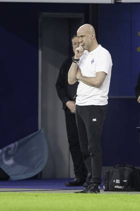 Fussball: 3. Liga, Saison 2023 2024, 33. Spieltag, MSV Duisburg - SV Waldhof Mannheim am 12.04.2024 in der Schauinsland-Reisen-Arena in Duisburg. Marco Antwerpen (SV Waldhof Mannheim 07, Trainer) ist ratlos. Wichtiger Hinweis: Gemaess den Vorgaben der DFL Deutsche Fussball Liga bzw. des DFB Deutscher Fussball-Bund ist es untersagt, in dem Stadion und oder vom Spiel angefertigte Fotoaufnahmen in Form von Sequenzbildern und oder videoaehnlichen Fotostrecken zu verwerten bzw. verwerten zu lassen. Foto: Kirchner-Media TH Copyright: xKirchner-Media THx