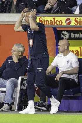 Fussball: 3. Liga, Saison 2023 2024, 33. Spieltag, MSV Duisburg - SV Waldhof Mannheim am 12.04.2024 in der Schauinsland-Reisen-Arena in Duisburg. Michael Boris (SV Waldhof Mannheim, Co-Trainer) ist aufgesprungen. Dahinter Marco Antwerpen (SV Waldhof Mannheim 07, Trainer). Wichtiger Hinweis: Gemaess den Vorgaben der DFL Deutsche Fussball Liga bzw. des DFB Deutscher Fussball-Bund ist es untersagt, in dem Stadion und oder vom Spiel angefertigte Fotoaufnahmen in Form von Sequenzbildern und oder videoaehnlichen Fotostrecken zu verwerten bzw. verwerten zu lassen. Foto: Kirchner-Media TH Copyright: xKirchner-Media THx