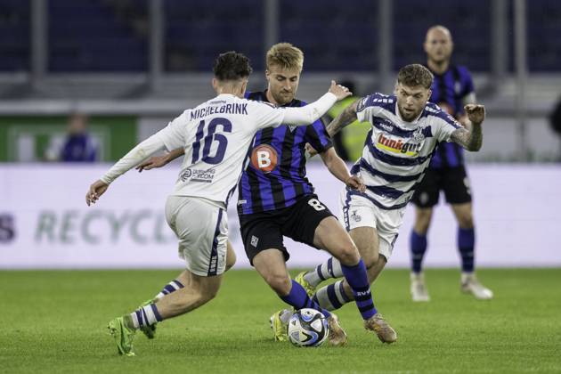 Fussball: 3. Liga, Saison 2023 2024, 33. Spieltag, MSV Duisburg - SV Waldhof Mannheim am 12.04.2024 in der Schauinsland-Reisen-Arena in Duisburg. Zweikampf zwischen Jonas Michelbrink (MSV Duisburg, 16) und Fridolin Wagner (SV Waldhof Mannheim 07, 08). Dahinter versucht Alexander Esswein (MSV Duisburg, 40) zu unterstuetzen. Wichtiger Hinweis: Gemaess den Vorgaben der DFL Deutsche Fussball Liga bzw. des DFB Deutscher Fussball-Bund ist es untersagt, in dem Stadion und oder vom Spiel angefertigte Fotoaufnahmen in Form von Sequenzbildern und oder videoaehnlichen Fotostrecken zu verwerten bzw. verwerten zu lassen. Foto: Kirchner-Media TH Copyright: xKirchner-Media THx