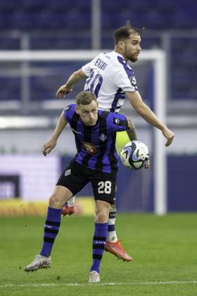 Fussball: 3. Liga, Saison 2023 2024, 33. Spieltag, MSV Duisburg - SV Waldhof Mannheim am 12.04.2024 in der Schauinsland-Reisen-Arena in Duisburg. Zweikampf zwischen Jonas Carls (SV Waldhof Mannheim 07, 28) und Ahmet Engin (MSV Duisburg, 39). Wichtiger Hinweis: Gemaess den Vorgaben der DFL Deutsche Fussball Liga bzw. des DFB Deutscher Fussball-Bund ist es untersagt, in dem Stadion und oder vom Spiel angefertigte Fotoaufnahmen in Form von Sequenzbildern und oder videoaehnlichen Fotostrecken zu verwerten bzw. verwerten zu lassen. Foto: Kirchner-Media TH Copyright: xKirchner-Media THx