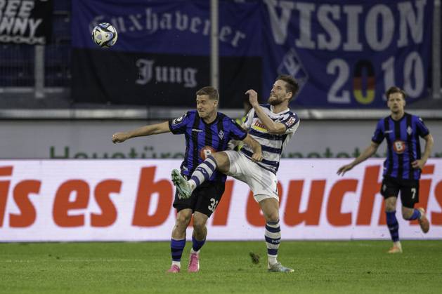 Fussball: 3. Liga, Saison 2023 2024, 33. Spieltag, MSV Duisburg - SV Waldhof Mannheim am 12.04.2024 in der Schauinsland-Reisen-Arena in Duisburg. Zweikampf zwischen Martin Kobylanski (SV Waldhof Mannheim 07, 33) und Kolja Pusch (MSV Duisburg, 07). Wichtiger Hinweis: Gemaess den Vorgaben der DFL Deutsche Fussball Liga bzw. des DFB Deutscher Fussball-Bund ist es untersagt, in dem Stadion und oder vom Spiel angefertigte Fotoaufnahmen in Form von Sequenzbildern und oder videoaehnlichen Fotostrecken zu verwerten bzw. verwerten zu lassen. Foto: Kirchner-Media TH Copyright: xKirchner-Media THx