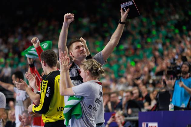 Carsten Lichtlein (MT Melsungen, Torwart-Trainer) jubelt freut sich, Emotion, Freude, Begeisterung SG Flensburg-Handewitt (SGF) vs. MT Melsungen (MTM), Handball, DHB Pokal Maenner, Halbfinale, REWE Final4, Spielzeit 2023 2024, 13.04.2024 SG Flensburg-Handewitt (SGF) vs. MT Melsungen (MTM), Handball, DHB Pokal Maenner, Halbfinale, REWE Final4, Spielzeit 2023 2024, 13.04.2024 Koeln Copyright: xEibnerxPressefoto OliverxSchmidtx EP_OST