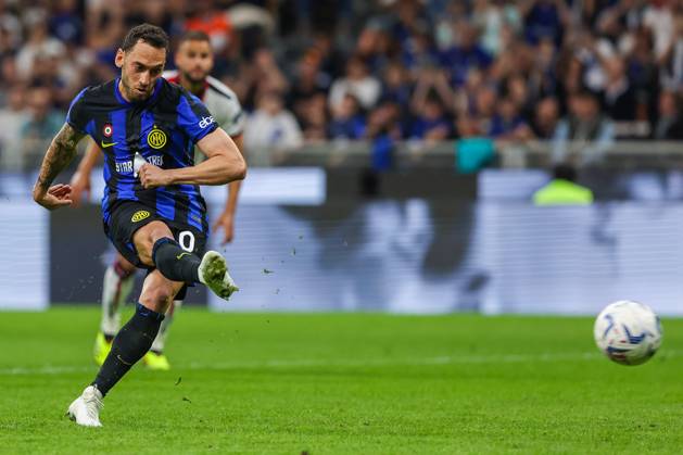 Hakan Calhanoglu of FC Internazionale scores a penalty during Serie A 2023 24 football match between FC Internazionale and Cagliari Calcio at Giuseppe Meazza Stadium, Milan, Italy on April 14, 2024 - Milan Stadio Giuseppe Meazza Milan Italy Copyright: xEPhotopressx SP24-912-036