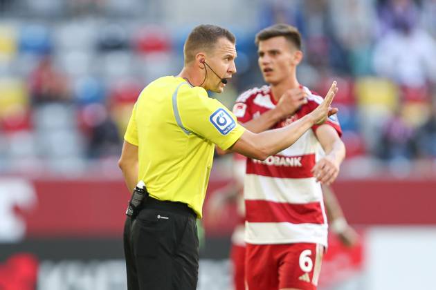 Schiedsrichter Florian Lechner gestikuliert, Gestik, 2. Bundesliga, Fortuna Duesseldorf - Hannover 96, Merkur Spiel-Arena am 24. September 2023 in Düsseldorf, Deutschland. (Foto von Oliver Kaelke DeFodi Images) Schiedsrichter Florian Lechner gestures, 2. Bundesliga, Fortuna Duesseldorf - Hannover 96, Merkur Spiel-Arena on September 24, 2023 in Duesseldorf, Germany. (Photo by Oliver Kaelke DeFodi Images) Defodi-678_20230924_OK_DUSH96_0988