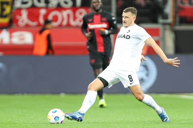Maximilian Eggestein (SC Freiburg) in Aktion, am Ball, Einzelaktion, 1. Bundesliga, Bayer 04 Leverkusen vs SC Freiburg, BayArena am 29. October 2023 in Leverkusen, Deutschland. (Foto von Oliver Kaelke DeFodi Images) Maximilian Eggestein (SC Freiburg) controls the ball, 1. Bundesliga, Bayer 04 Leverkusen vs SC Freiburg, BayArena on October 29, 2023 in Leverkusen, Germany. (Photo by Oliver Kaelke DeFodi Images) Defodi-678_2023_10_29_OK_LEVSCF_0549