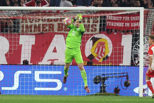 Torwartaktion von Manuel Neuer 1 (FC Bayern Muenchen), FC Bayern Muenchen vs. FC Arsenal, Champions League, Fussball, Viertelfinale, Rueckspiel, 17.04.2024 Muenchen Bayern Deutschland