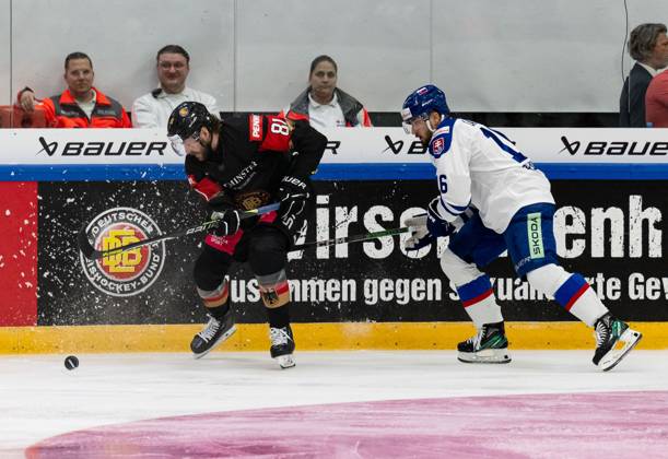 Kampf um den Puck Zweikampf zwischen Daniel Pfaffengut (Team Deutschland, 81) und Robert Lantosi (Team Slowakei, 16). GER, Deutschland vs. Slowakei, Eishockey, Testspiel, WM-Vorbereitung 2024, 18.04.2024. GER, Deutschland vs. Slowakei, Eishockey, Testspiel, WM-Vorbereitung 2024, 18.04.2024. Kaufbeuren Copyright: xEibner-Pressefoto FranzxFeinerx EP_HFR