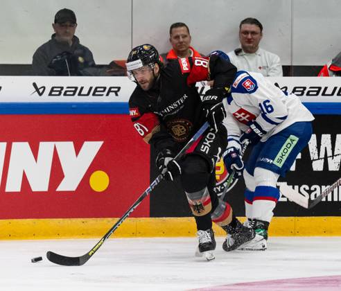 Kampf um den Puck Zweikampf zwischen Daniel Pfaffengut (Team Deutschland, 81) und Robert Lantosi (Team Slowakei, 16). GER, Deutschland vs. Slowakei, Eishockey, Testspiel, WM-Vorbereitung 2024, 18.04.2024. GER, Deutschland vs. Slowakei, Eishockey, Testspiel, WM-Vorbereitung 2024, 18.04.2024. Kaufbeuren Copyright: xEibner-Pressefoto FranzxFeinerx EP_HFR