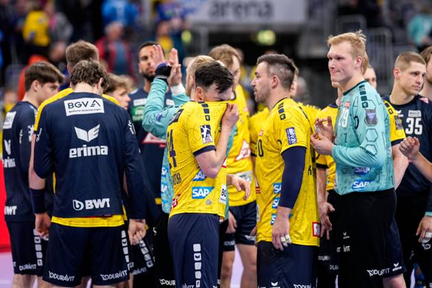 Spieler der Rhein-Neckar-Löwen, enttäuscht über die Niederlage, Enttäuschung nach dem Schlusspfiff, Highlight, Verlierer, verloren, Frustration, disappointed, pessimistisch, 18.04.2024, Mannheim (Deutschland), Handball, Bundesliga, Rhein-Neckar Löwen - MT Melsungen