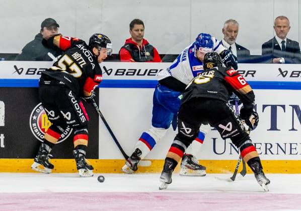 Kampf um den Puck Zweikampf zwischen Leon Huettl (Team Deutschland, 57) und Marc Michaelis (Team Deutschland, 65) mit Mario Grman (Team Slowakei, 7). GER, Deutschland vs. Slowakei, Eishockey, Testspiel, WM-Vorbereitung 2024, 18.04.2024. GER, Deutschland vs. Slowakei, Eishockey, Testspiel, WM-Vorbereitung 2024, 18.04.2024. Kaufbeuren Copyright: xEibner-Pressefoto FranzxFeinerx EP_HFR