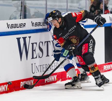 Kampf um den Puck Zweikampf zwischen Daniel Fischbuch (Team Deutschland, 77) und Andrej Golian (Team Slowakei, 98). GER, Deutschland vs. Slowakei, Eishockey, Testspiel, WM-Vorbereitung 2024, 20.04.2024. GER, Deutschland vs. Slowakei, Eishockey, Testspiel, WM-Vorbereitung 2024, 20.04.2024. Augsburg Copyright: xEibner-Pressefoto FranzxFeinerx EP_HFR
