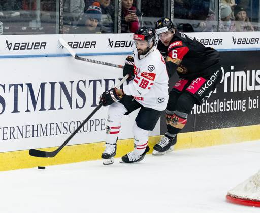 Kampf um den Puck Zweikampf zwischen Dominique Heinrich (Team Oesterreich, 19) und Julius Karrer (Team Deutschland, 6). GER, Deutschland vs. Oesterreich, Eishockey, Testspiel, WM-Vorbereitung 2024, 25.04.2024. GER, Deutschland vs. Oesterreich, Eishockey, Testspiel, WM-Vorbereitung 2024, 25.04.2024. Garmisch-Partenkirchen Copyright: xEibner-Pressefoto FranzxFeinerx EP_HFR