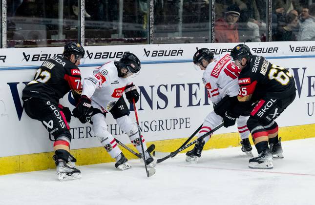 Kampf um den Puck Zweikampf zwischen Dominik Kahun (Team Deutschland, 72) und Marc Michaelis (Team Deutschland, 65) mit Kilian Zuendel (Team Oesterreich, 14) und Benjamin Baumgartner (Team Oesterreich, 18). GER, Deutschland vs. Oesterreich, Eishockey, Testspiel, WM-Vorbereitung 2024, 25.04.2024. GER, Deutschland vs. Oesterreich, Eishockey, Testspiel, WM-Vorbereitung 2024, 25.04.2024. Garmisch-Partenkirchen Copyright: xEibner-Pressefoto FranzxFeinerx EP_HFR